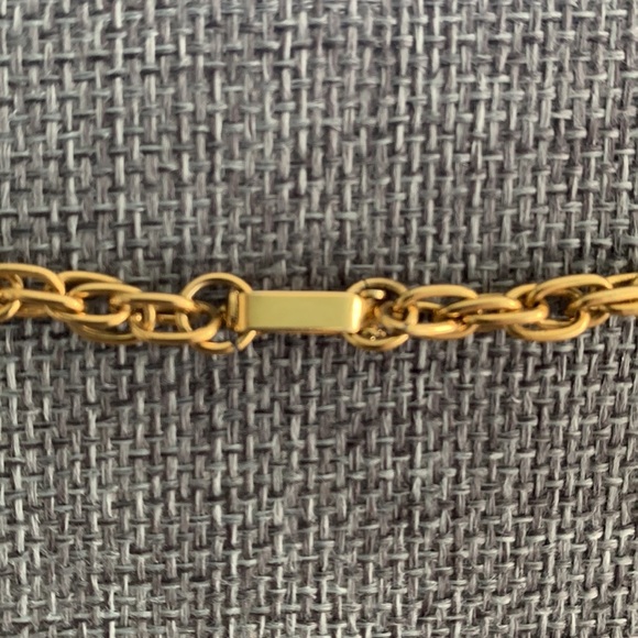 Four Vintage Gold Tone Necklaces of varying lengths 17” 17” 20” 31” - Picture 3 of 9